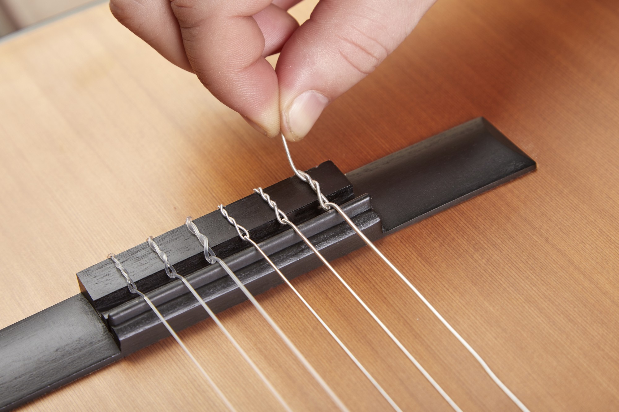 Как сделать из акустической гитары электроакустическую